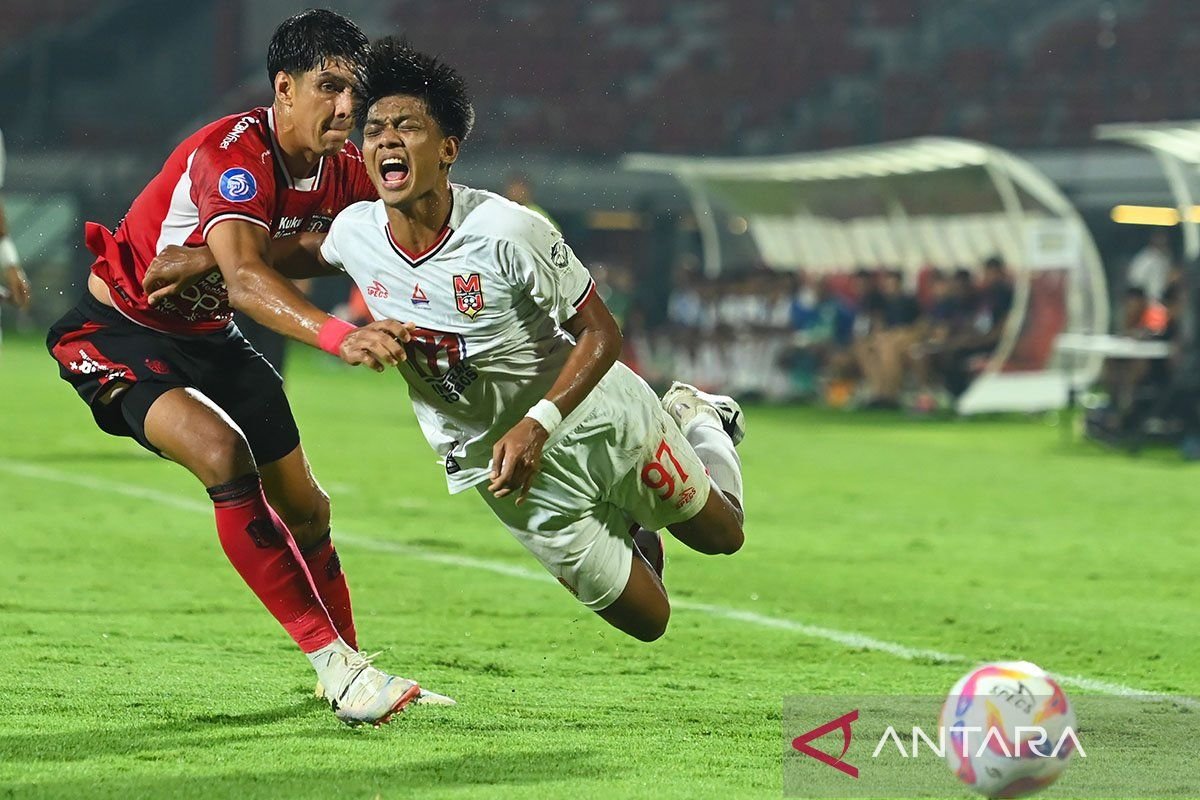 Tentunya! Berikut adalah beberapa alternatif judul untuk "Pemain asing Liga 1 yang dipanggil timnas negaranya pada Maret":

1. "Daftar Pemain Asing Liga 1 yang Gabung Timnas Bulan Maret"
2. "Panggilan Internasional: Pemain Asing Liga 1 Dipilih untuk Timnas Maret"
3. "Pemain Asing Liga 1: Yang Terpilih Perkuat Timnas di Bulan Maret"
4. "Kolaborasi Liga 1: Pemain Asing Daring Timnas di Maret"
5. "Kedutaan Sepak Bola: Pemain Asing Liga 1 Memperkuat Timnas Maret"

Semoga salah satu dari judul-judul ini sesuai dengan kebutuhan Anda!
