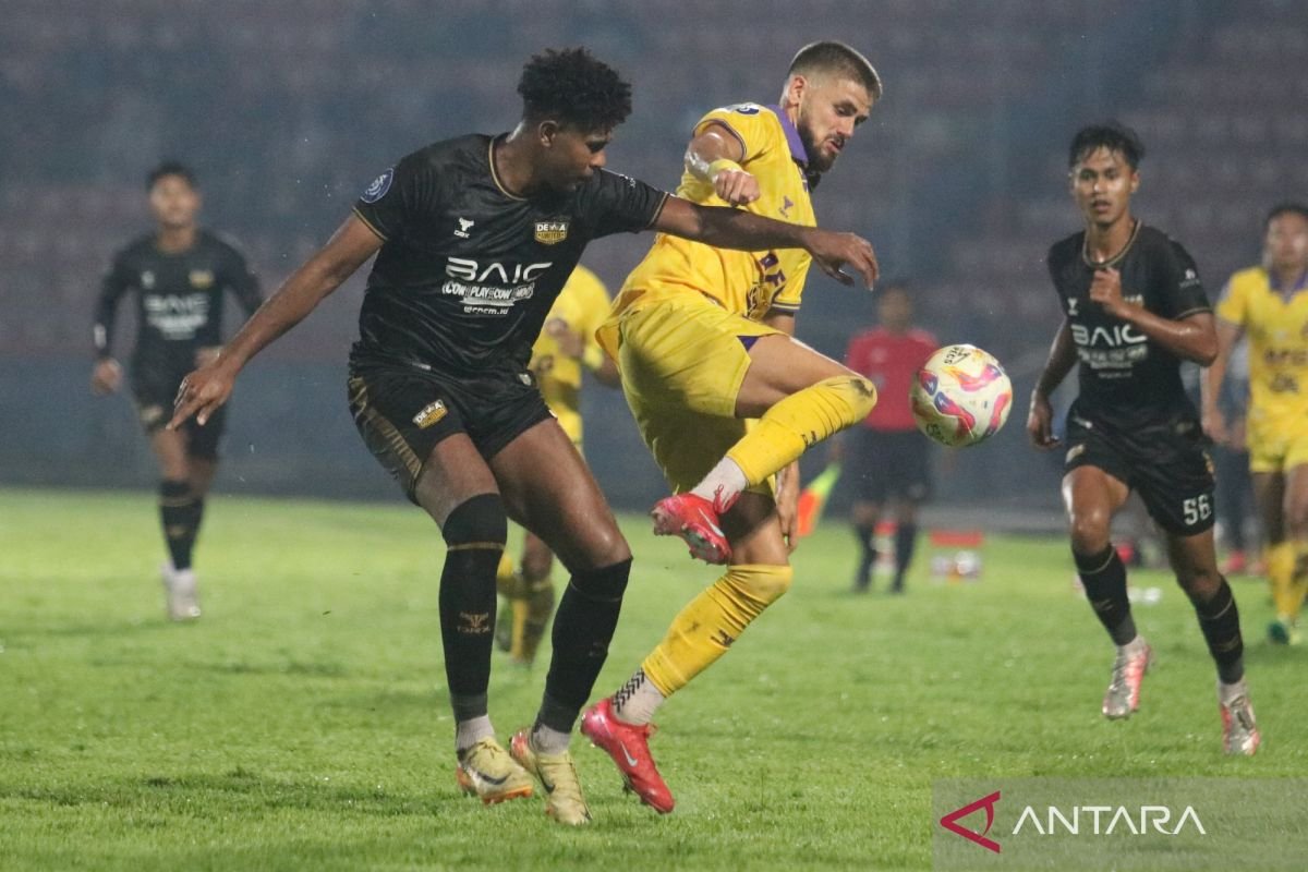 Berikut adalah beberapa alternatif judul untuk "Pemain Asing Liga 1 yang Dipanggil Negaranya dalam Jeda Internasional":

1. "Bintang Liga 1: Pemain Asing yang Mewakili Negaranya di Jeda Internasional"
2. "Panggilan Internasional: Pemain Asing Liga 1 yang Membela Timnasnya"
3. "Pemain Asing Liga 1: Di Balik Panggilan untuk Tim Nasional"
4. "Lintas Negara: Pemain Asing Liga 1 yang Dipanggil di Jeda Internasional"
5. "Pemain Liga 1 yang Beraksi di Pentas Internasional: Who's Who dari Dunia Asing"

Silakan pilih atau sesuaikan sesuai kebutuhan!