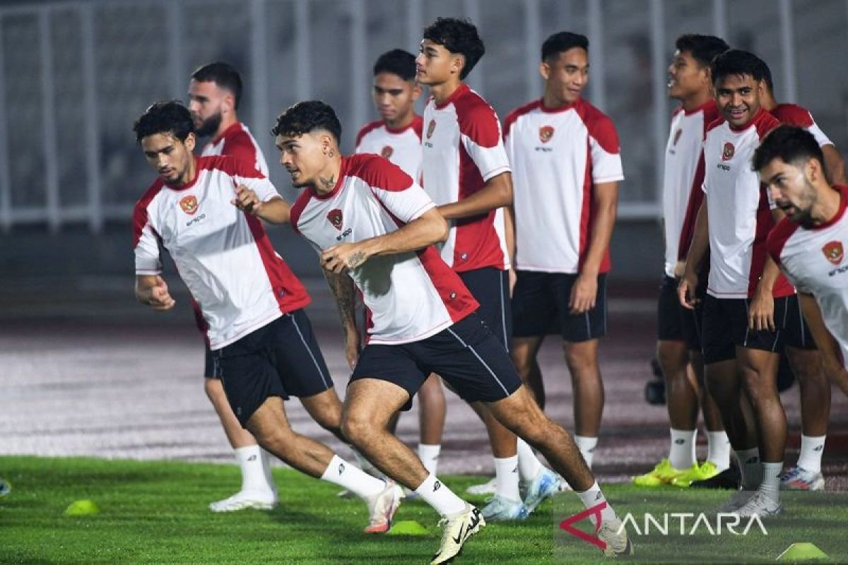 Here are some alternate titles for "Jadwal Kualifikasi Piala Dunia: Indonesia bidik poin di Australia":

1. "Road to the World Cup: Indonesia Aims for Points Against Australia"
2. "World Cup Qualifiers Schedule: Indonesia Sets Sights on Points in Australia"
3. "Indonesia's World Cup Qualification Journey: Targeting Points on Australian Soil"
4. "Qualifying for Glory: Indonesia Looks to Secure Points in Australia"
5. "Indonesia's Quest for World Cup Points: Facing Australia in the Qualifiers"
6. "World Cup Qualifiers: Indonesia Hopes to Earn Points Down Under"
7. "Indonesia's Roadmap to the World Cup: Chasing Points in Australia"
8. "Piala Dunia Qualifying Schedule: Indonesia Aspires for Points Against Australia"

Feel free to let me know if you need more options!