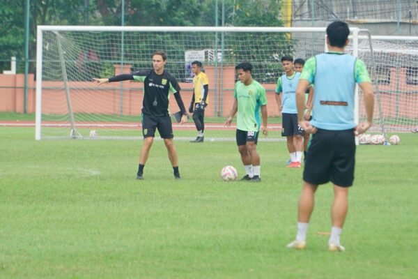 Munster Siapkan Pengganti Slavko untuk Derbi Melawan Arema FC” bisa diubah menjadi:
“Munster Cari Pengganti Slavko Menjelang Derbi Kontra Arema FC Munster Siapkan Pengganti Slavko untuk Derbi Melawan Arema FC" bisa diubah menjadi:
"Munster Cari Pengganti Slavko Menjelang Derbi Kontra Arema FC