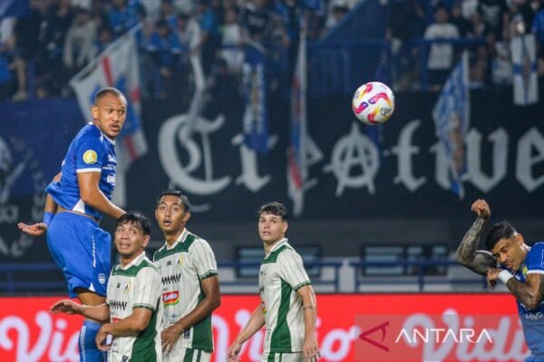 Berikut adalah beberapa alternatif judul untuk “Tujuh Tim Bertarung untuk Hindari Zona Degradasi Liga 1 Indonesia”:
1. “Pertarungan Panas: Tujuh Tim Berjuang Keluar dari Zona Degradasi Liga 1 Indonesia”
2. “Drama Liga 1: Tujuh Tim Berusaha Hidup di Zona Aman”
3. “Rebutan Nyawa: Tujuh Tim Berjuang Hindari Degradasi di Liga 1 Indonesia”
4. “Perjuangan Berat: Tujuh Tim Mempertahankan Tempat di Liga 1”
5. “Pertarungan Krusial: Tujuh Tim Berjuang Selamat di Liga 1 Indonesia”
6. “Klasemen Menegangkan: Tujuh Tim Berjuang Lolos dari Zona Merah Liga 1”
7. “Sorotan Degradasi: Tujuh Tim Berusaha Mati-matian di Liga 1 Indonesia”
Semoga salah satu dari judul-judul ini sesuai dengan yang Anda cari! Berikut adalah beberapa alternatif judul untuk "Tujuh Tim Bertarung untuk Hindari Zona Degradasi Liga 1 Indonesia":
1. "Pertarungan Panas: Tujuh Tim Berjuang Keluar dari Zona Degradasi Liga 1 Indonesia"
2. "Drama Liga 1: Tujuh Tim Berusaha Hidup di Zona Aman"
3. "Rebutan Nyawa: Tujuh Tim Berjuang Hindari Degradasi di Liga 1 Indonesia"
4. "Perjuangan Berat: Tujuh Tim Mempertahankan Tempat di Liga 1"
5. "Pertarungan Krusial: Tujuh Tim Berjuang Selamat di Liga 1 Indonesia"
6. "Klasemen Menegangkan: Tujuh Tim Berjuang Lolos dari Zona Merah Liga 1"
7. "Sorotan Degradasi: Tujuh Tim Berusaha Mati-matian di Liga 1 Indonesia"
Semoga salah satu dari judul-judul ini sesuai dengan yang Anda cari!