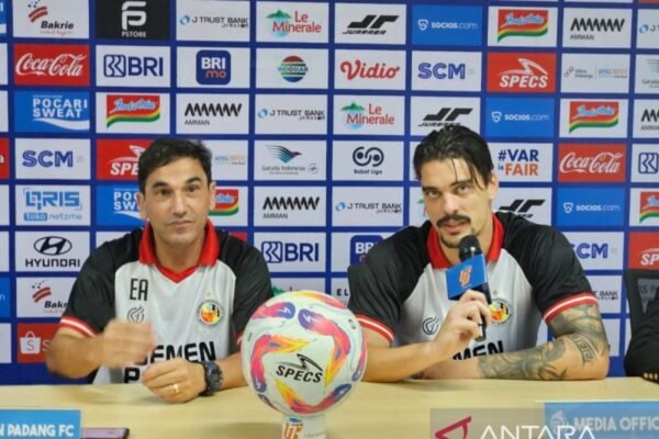 Pelatih Carlos Almeida Ringankan Beban Para Pemain Semen Padang Pelatih Carlos Almeida Ringankan Beban Para Pemain Semen Padang