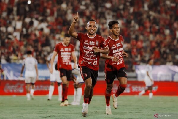 Tentu! Berikut beberapa alternatif judul untuk berita mengenai Bali United yang memperpanjang kontrak Rahmat dan Fitrul:
1. “Bali United Resmi Perpanjang Kontrak Rahmat dan Fitrul”
2. “Dua Pemain Kunci, Rahmat dan Fitrul, Dikontrak Lagi oleh Bali United”
3. “Bali United Lanjutkan Kerja Sama dengan Rahmat dan Fitrul”
4. “Kontrak Diperpanjang, Rahmat dan Fitrul Masih Bersama Bali United”
5. “Bali United Perkuat Tim dengan Perpanjangan Kontrak Rahmat dan Fitrul”
Silakan pilih atau modifikasi sesuai kebutuhan! Tentu! Berikut beberapa alternatif judul untuk berita mengenai Bali United yang memperpanjang kontrak Rahmat dan Fitrul:
1. "Bali United Resmi Perpanjang Kontrak Rahmat dan Fitrul"
2. "Dua Pemain Kunci, Rahmat dan Fitrul, Dikontrak Lagi oleh Bali United"
3. "Bali United Lanjutkan Kerja Sama dengan Rahmat dan Fitrul"
4. "Kontrak Diperpanjang, Rahmat dan Fitrul Masih Bersama Bali United"
5. "Bali United Perkuat Tim dengan Perpanjangan Kontrak Rahmat dan Fitrul"
Silakan pilih atau modifikasi sesuai kebutuhan!