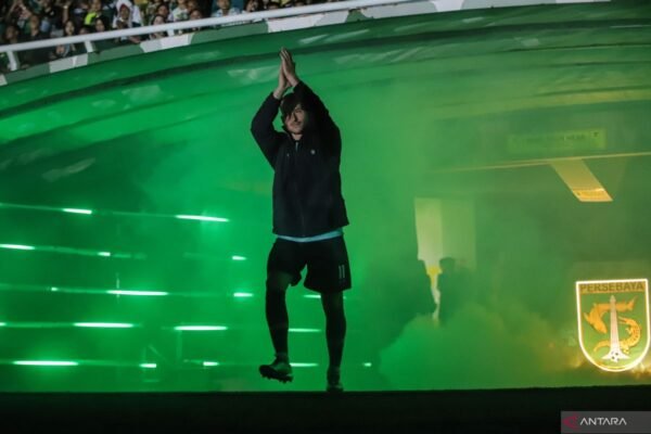 Berikut adalah beberapa alternatif judul untuk "Persebaya Perkenalkan Pemain dalam 'Team Launching Game'":

1. "Debut Resmi: Persebaya Kenalkan Skuad Baru di 'Team Launching Game'"
2. "Persebaya Unjuk Kebolehan: Pemain Baru Dikenalkan dalam 'Team Launching Game'"
3. "Momen Spesial: Persebaya Perkenalkan Pemain dalam Acara 'Team Launching Game'"
4. "Persebaya: Skuad Baru Dikenalkan dalam 'Team Launching Game' yang Meriah"
5. "Team Launching Game: Persebaya Tampilkan Pemain Baru dengan Gemilang"
6. "Persebaya Sambut Musim Baru: Perkenalan Pemain dalam 'Team Launching Game'"
7. "Persebaya's New Faces: Team Launching Game Kenalkan Pemain Lini atas"
8. "Menyongsong Musim: Persebaya Perkenalkan Pemain dalam 'Team Launching Game'"

Semoga salah satu alternatif judul ini dapat memenuhi kebutuhan Anda!