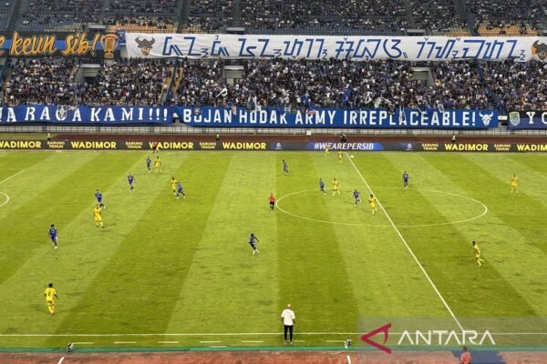 Barros dan Febri Bawa Persib Menang di Laga Perdana Melawan Semen Padang Barros dan Febri Bawa Persib Menang di Laga Perdana Melawan Semen Padang