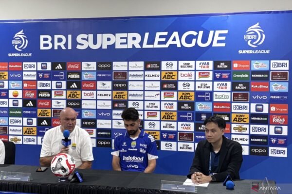 Here are some alternative titles for “Bojan Hodak Syukuri Kemenangan Perdana Persib”:
1. “Bojan Hodak Rayakan Kemenangan Perdana Bersama Persib”
2. “Bojan Hodak Ungkap Rasa Syukur atas Kemenangan Pertama Persib”
3. “Kemenangan Perdana Persib: Bojan Hodak Ekspresikan Rasa Syukur”
4. “Bojan Hodak Bersyukur atas Sukses Pertama Persib”
5. “Pelatih Bojan Hodak Merayakan Kemenangan Perdana Persib”
6. “Bojan Hodak: Kemenangan Pertama Ini Sangat Berarti bagi Persib”
7. “Bojan Hodak Tunjukkan Rasa Syukurnya Usai Kemenangan Perdana Persib”
Feel free to choose any of these or modify them further! Here are some alternative titles for "Bojan Hodak Syukuri Kemenangan Perdana Persib":
1. "Bojan Hodak Rayakan Kemenangan Perdana Bersama Persib"
2. "Bojan Hodak Ungkap Rasa Syukur atas Kemenangan Pertama Persib"
3. "Kemenangan Perdana Persib: Bojan Hodak Ekspresikan Rasa Syukur"
4. "Bojan Hodak Bersyukur atas Sukses Pertama Persib"
5. "Pelatih Bojan Hodak Merayakan Kemenangan Perdana Persib"
6. "Bojan Hodak: Kemenangan Pertama Ini Sangat Berarti bagi Persib"
7. "Bojan Hodak Tunjukkan Rasa Syukurnya Usai Kemenangan Perdana Persib"
Feel free to choose any of these or modify them further!
