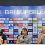Berikut adalah beberapa alternatif judul untuk "Mauricio Souza Tak Janjikan Persija Bermain Cantik":

1. "Mauricio Souza: Fokus pada Hasil, Bukan Hanya Estetika Permainan Persija"
2. "Dorong Kemenangan, Mauricio Souza Tak Janjikan Gaya Bermain Menarik untuk Persija"
3. "Mauricio Souza: Prioritaskan Keberhasilan Tim Di Atas Permainan Menawan"
4. "Pelatih Mauricio Souza Janji Performa Maksimal, Bukan Permainan Indah untuk Persija"
5. "Mauricio Souza Mengutamakan Efektivitas Tim, Bukan Hanya Keindahan Permainan"
6. "Dalam Misi Kemenangan, Mauricio Souza Tak Perduli pada Estetika Bermain Persija"

Semoga alternatif judul ini membantu!