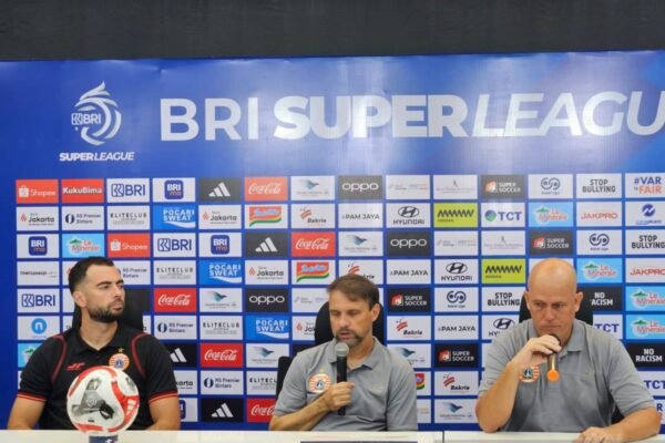 Berikut adalah beberapa alternatif judul untuk “Mauricio Souza Tak Janjikan Persija Bermain Cantik”:
1. “Mauricio Souza: Fokus pada Hasil, Bukan Hanya Estetika Permainan Persija”
2. “Dorong Kemenangan, Mauricio Souza Tak Janjikan Gaya Bermain Menarik untuk Persija”
3. “Mauricio Souza: Prioritaskan Keberhasilan Tim Di Atas Permainan Menawan”
4. “Pelatih Mauricio Souza Janji Performa Maksimal, Bukan Permainan Indah untuk Persija”
5. “Mauricio Souza Mengutamakan Efektivitas Tim, Bukan Hanya Keindahan Permainan”
6. “Dalam Misi Kemenangan, Mauricio Souza Tak Perduli pada Estetika Bermain Persija”
Semoga alternatif judul ini membantu! Berikut adalah beberapa alternatif judul untuk "Mauricio Souza Tak Janjikan Persija Bermain Cantik":
1. "Mauricio Souza: Fokus pada Hasil, Bukan Hanya Estetika Permainan Persija"
2. "Dorong Kemenangan, Mauricio Souza Tak Janjikan Gaya Bermain Menarik untuk Persija"
3. "Mauricio Souza: Prioritaskan Keberhasilan Tim Di Atas Permainan Menawan"
4. "Pelatih Mauricio Souza Janji Performa Maksimal, Bukan Permainan Indah untuk Persija"
5. "Mauricio Souza Mengutamakan Efektivitas Tim, Bukan Hanya Keindahan Permainan"
6. "Dalam Misi Kemenangan, Mauricio Souza Tak Perduli pada Estetika Bermain Persija"
Semoga alternatif judul ini membantu!