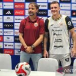 Berikut adalah alternatif judul untuk berita mengenai Mauricio Souza yang menyampaikan bahwa empat pemain Persija dipanggil timnas:

1. "Mauricio Souza Umumkan Empat Pemain Persija yang Dipanggil ke Timnas"
2. "Empat Pemain Persija Dikonfirmasi Dipanggil ke Timnas oleh Mauricio Souza"
3. "Mauricio Souza: Empat Bintang Persija Siap Perkuat Timnas"
4. "Timnas Indonesia Sabet Empat Pemain Persija, Kata Mauricio Souza"
5. "Mauricio Souza Beri Tahu Pemanggilan Empat Pemain Persija ke Timnas"

Silakan pilih salah satu atau gunakan sebagai inspirasi!